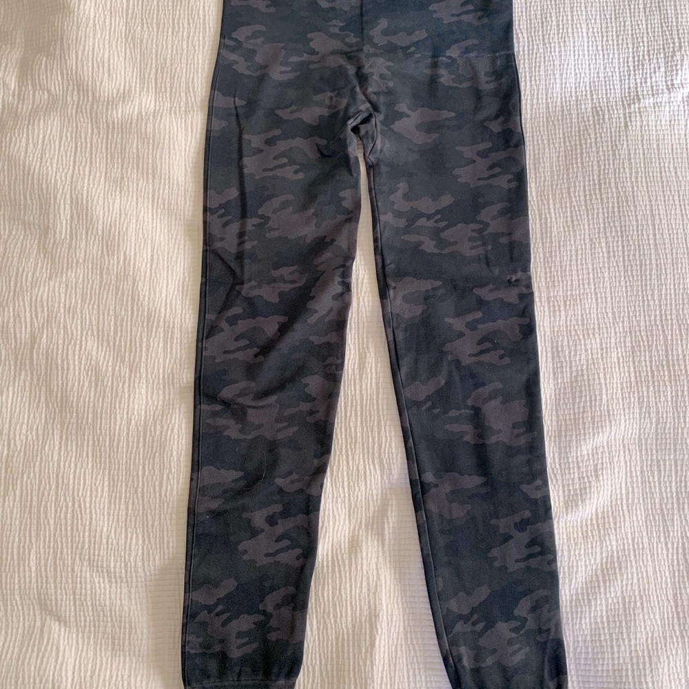 Spanx size XL camo leggings